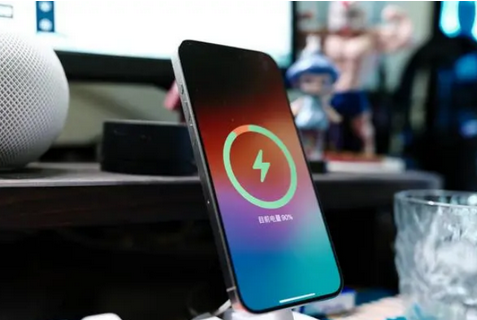 泰州苹果15换屏服务分享用什么充电器给iPhone15充电更好 